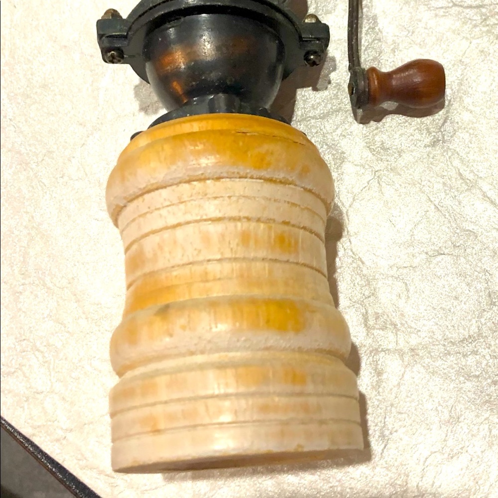 PEPPER MILL/SPICE GRINDER with wood hand crank size 8inch preowned *ESTATE FIND